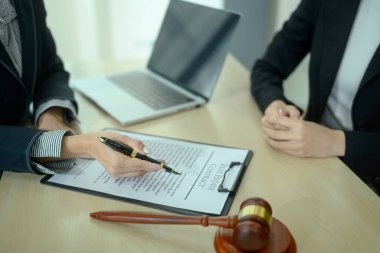 Avukat, müvekkiline yasal evrak işlerinde ya da ev satın alma anlaşmasında danışmanlık yapar.