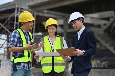 İnşaat alanındaki proje hakkında mühendisler ve işadamları planlama detayları