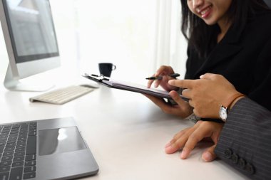 Modern bir ofiste proje üzerinde çalışırken bir tartışmada iki profesyonel kadın..