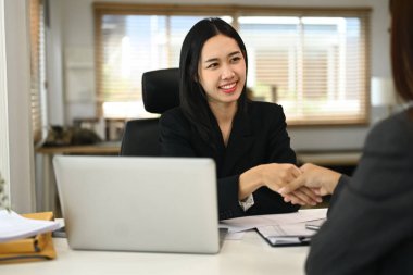 İki profesyonel iş kadını ciddi bir tartışma ya da ofis masasında bir meseleyi ele alıyorlar..