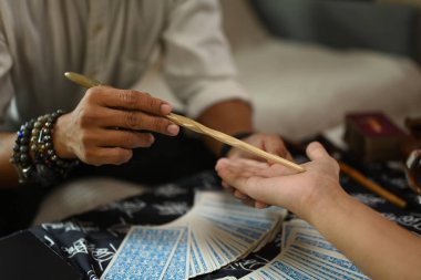 Falcıyı kapat. Karanlık odada müşterinin geleceğini tahmin ediyor. Öngörü kavramı.