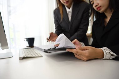 İş kadınları ofiste yeni bir gelişme stratejisi üzerinde tartışıyorlar. Takım çalışması ve işbirliği temaları kavramı.