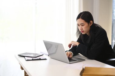 Genç girişimci iş yerinde dizüstü bilgisayar kullanıyor. İş adamı ve teknoloji kavramı.