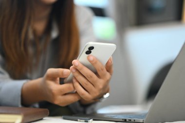 Kahve masasında dizüstü bilgisayar kullanırken elleri cep telefonuna masaj yaparken kapat..