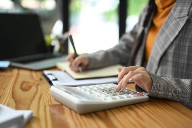 Mali raporlar, bütçe hazırlama veya ofis masasına veri girişi üzerinde çalışan iş kadını.