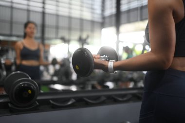 Spor salonundaki halterli kadının spor salonunu kapatın. Spor ve sağlıklı yaşam tarzı konsepti.