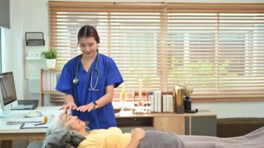 Kadın pratisyen, kıdemli hastaya Reiki tedavisi uyguluyor. Alternatif tıp konsepti.