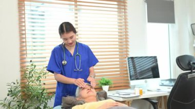 Pratisyen, olgun bir kadına Reiki tedavisi uyguluyor. Alternatif tıp ve Reiki tekniği kavramı.