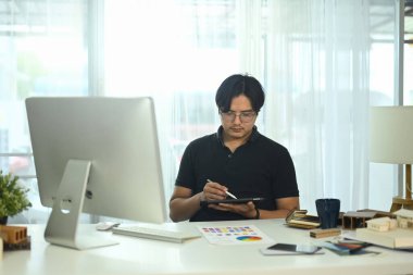 Ofiste malzeme ve renk örnekleriyle çalışarak ev projesi için profesyonel iç mimar planlaması.