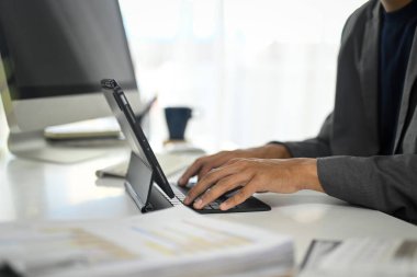 Tablet klavyesinde yazan işadamlarının ellerini kapat.
