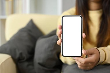 Dijital içerik için akıllı telefonda boş bir ekran sunan elleri kapat.