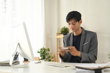 Genç girişimci işe ara verip akıllı telefon kullanıyor..