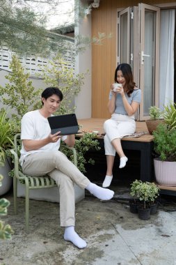 Mutlu Asyalı çift güzel bahçelerde birlikte vakit geçiriyor..