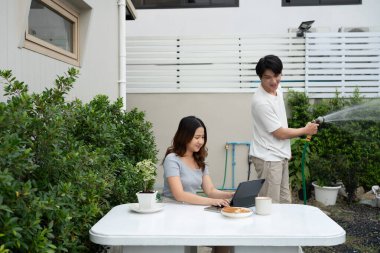 Güzel bir çift arka bahçede eğleniyor..
