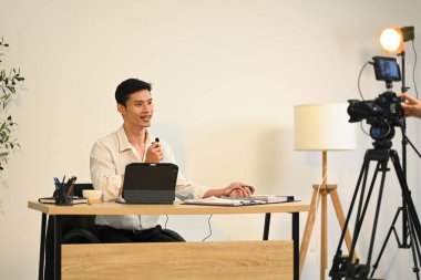 Başarılı iş adamı çevrimiçi medyaya röportaj veriyor.