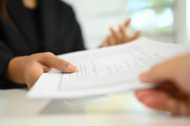 Tanımlanamayan bir iş kadını iş arkadaşına bir belge veriyor..