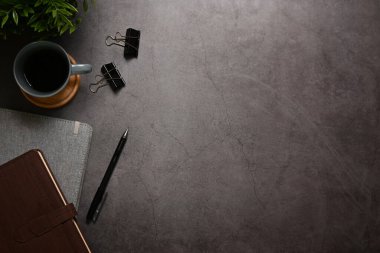 Bir fincan kahveli şık bir ofis masası ve kalemli deri bir günlük. Metin için boşluk.
