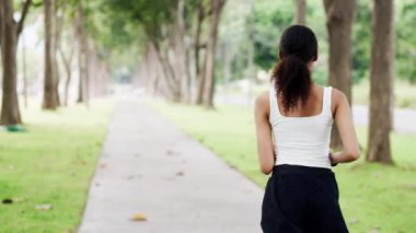 Kamu parkında koşan genç bir sporcunun arka planı.