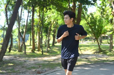 Bu sabah parkta koşan bir gencin fotoğrafı..