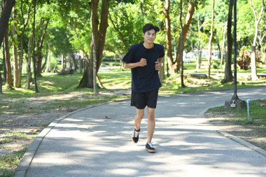 Sabahları parkta koşan genç bir adam..