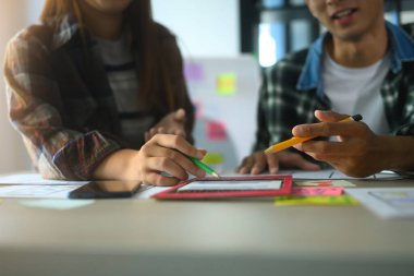 Renkli yapışkan notlar ve kablolar kullanarak UX UI projesinde işbirliği yapan tasarımcıları kapat.