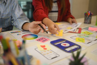 Yaratıcı ekip bir çalışma alanındaki uygulama tasarım fikirlerine odaklandı.