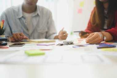 Modern işyerindeki uygulama geliştirme projesi üzerinde çalışan yaratıcı ekip.