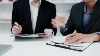 Profesyonel işadamları yeni fikirleri paylaşıyor ve modern ofiste pazarlama projeleri üzerinde çalışıyorlar..