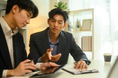 Formalite konusunda profesyonel avukat, ofiste müvekkille sözleşme şartlarını tartışıyor..