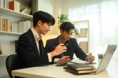 İş danışmanı, müvekkiline anlaşmanın detaylarını sunuyor ve tartışıyor..