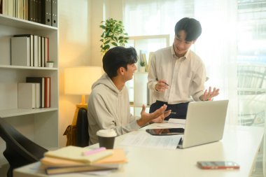 Asyalı erkek öğrenci evde öğretmenle çalışıyor. Eğitim, bilgi ve öğretim kavramı.