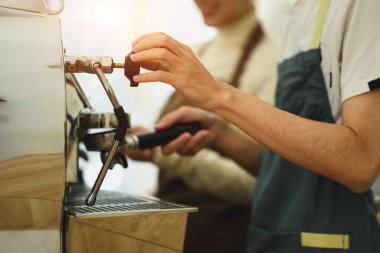 Modern bir kahve dükkanında birlikte çalışan baristaların yakınları..