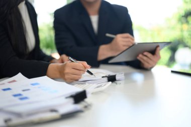 Masada dosya ve belgeleri inceleyen iki iş adamını kapatın..