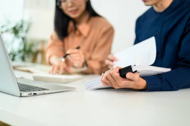 İki meslektaşım verileri analiz ediyor ve ofiste stratejik kararlar alıyor..