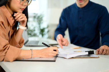 Mali planlama ve iş stratejisinde işbirliği yapan kırpılmış profesyonel takım.