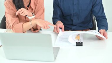 Ortak bir çalışma alanındaki mali raporları inceleyen şirket ekibi.