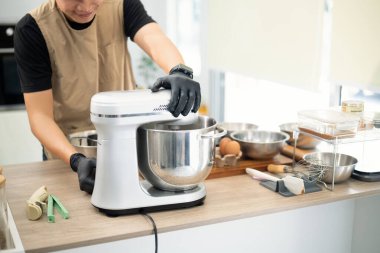 Baker kurabiye hamurunu karıştırıyor. Küçük işletme kavramı.