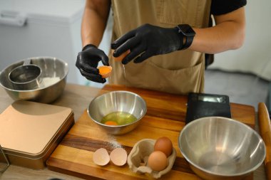 Yumurtaları ayıran fırıncı lezzetli ev yapımı kurabiyelere hazırlanıyor..