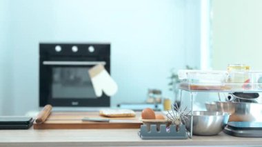 İnsan, tezgahta ev yapımı kurabiye yapmak için malzemeleri hazırlıyor..