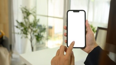 Akıllı telefonu beyaz bir ekranla tutan kadını kapatın..