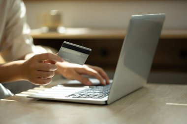 Elinde kredi kartı olan ve dizüstü bilgisayarda, internet bankacılığında ya da güvenli dijital alımlarda daktilo kullanan kadınlara yakın durun...
