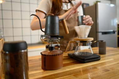 Ev mutfağındaki çaydanlık ve damlatıcıyla kahve setini kapat..