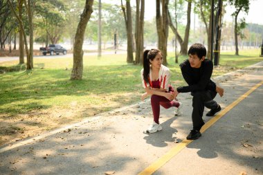 Mutlu genç çift koşularından önce ya da dışarıda egzersiz yapmadan önce geriniyor..