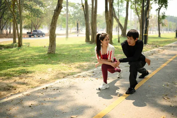 Mutlu genç çift koşularından önce ya da dışarıda egzersiz yapmadan önce geriniyor..