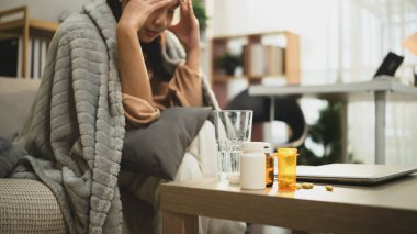 İlaç şişelerini kapatın ve masaya bir bardak su koyun. İlaç ve Sağlık Konsepti.