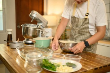 Adam çırpılmış kremayı plastik ambalajla kaplıyor, soğutmaya hazır..