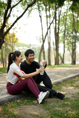 Genç çift açık hava egzersizinden sonra mola veriyor. Sağlık ve sağlıklı yaşam tarzı kavramı.