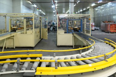 Modern endüstriyel bir fabrikanın içindeki boş taşıma sistemi..