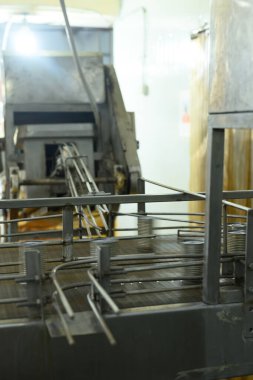 Metal kutular bir deniz ürünleri işleme tesisi içinde endüstriyel taşıyıcı sistem boyunca hareket ederler..