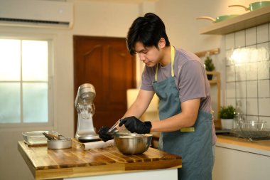 Adam bir kase kremayı plastik ambalajla kaplıyor, tereyağı yapımına hazır..
